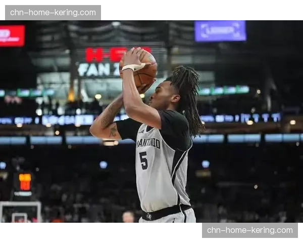 马刺替补控卫轮换寻求稳定 卡斯尔休息时组织衔接考验 马刺替补控卫轮换寻求稳定 卡斯尔休息时组织衔接考验